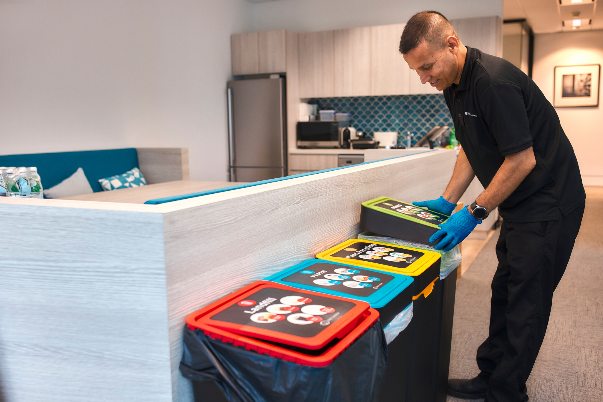 Cleaner sorting materials for recycling