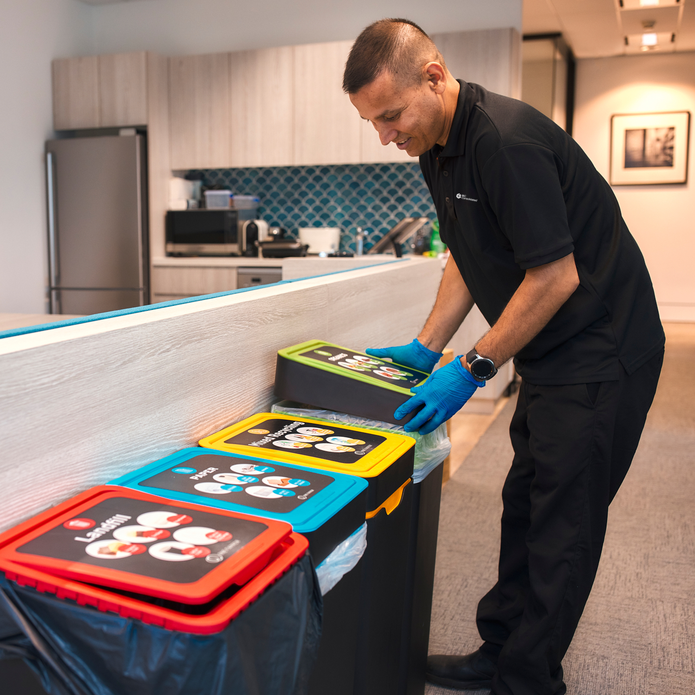 Cleaner sorting materials for recycling