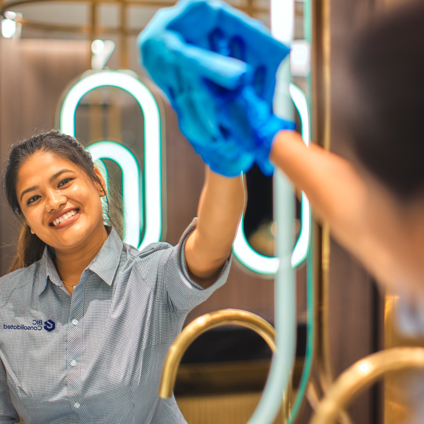 Cleaner in commercial bathroom cleaning mirros